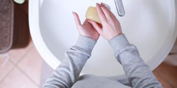 Una persona intenta a lavarsi le mani