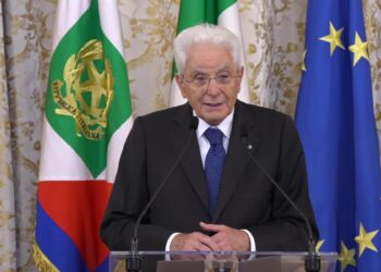 Il Presidente Sergio Mattarella mentre parla in una conferenza