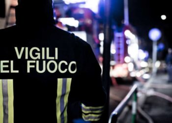 A Milano una donna è morta lanciandosi dal quinto piano per sfuggire a un incendio