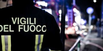 A Milano una donna è morta lanciandosi dal quinto piano per sfuggire a un incendio