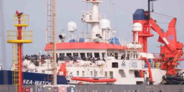 Allarme Sea Watch sui migranti: avvistati corpi al largo della Libia