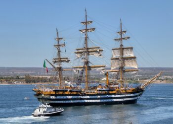 Rientro della Vespucci a Genova: evento istituzionale e celebrazioni per la Marina con le Frecce Tricolori