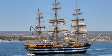 Rientro della Vespucci a Genova: evento istituzionale e celebrazioni per la Marina con le Frecce Tricolori