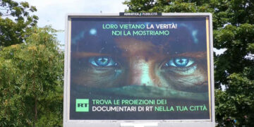 Cartellone pubblicitario di Russia Today nelle città italiane