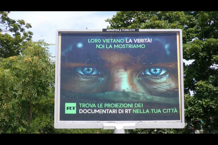 Cartellone pubblicitario di Russia Today nelle città italiane