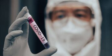 Covid preoccupa la variante Stratus