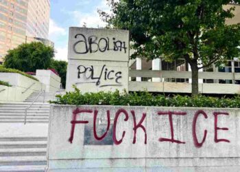 Dei graffiti contro l'Immigration and Customs Enforcement (ICE) a Los Angeles