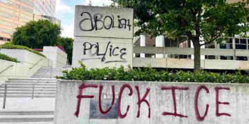 Dei graffiti contro l'Immigration and Customs Enforcement (ICE) a Los Angeles