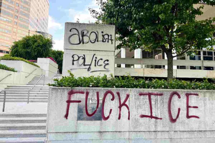 Dei graffiti contro l'Immigration and Customs Enforcement (ICE) a Los Angeles