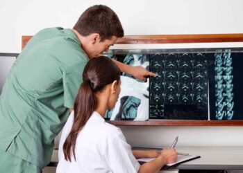 Dei medici controllano delle radiografie in cerca di eventuali tumori