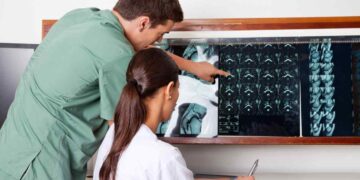 Dei medici controllano delle radiografie in cerca di eventuali tumori