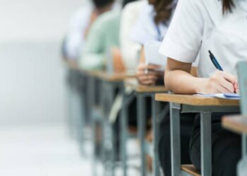 Studenti intenti a sostenere la maturità