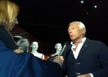 Giorgio Armani durante un'intervista