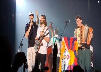 I Pinguini Tattici Nucleari durante un concerto