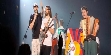 I Pinguini Tattici Nucleari durante un concerto