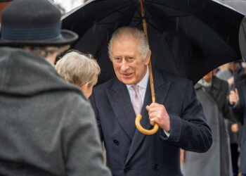 Re Carlo e la diagnosi di tumore incurabile: cresce la preoccupazione a Buckingham Palace