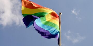 La bandiera della comunità lgbt è uno dei simboli più riconoscibili del pride