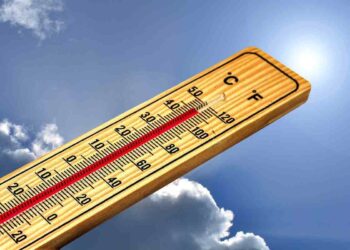 L'ondata di caldo ha portato a un incremento delle temperature - Nella foto: un termometro tenuto in mano all'aperto durante una giornata soleggiata