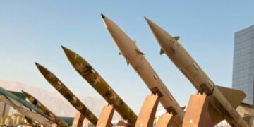 Missile iraniano colpisce vicino Tel Aviv