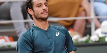 Lorenzo Musetti seduto in panchina