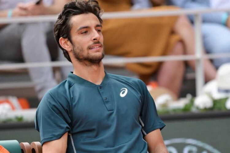 Lorenzo Musetti seduto in panchina