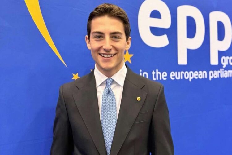 Simone Leoni attacca il padre