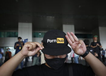 Il logo di Pornhub su un cappellino di un ragazzo in protesta nel 2020 in Thailandia