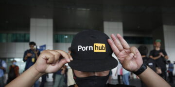 Il logo di Pornhub su un cappellino di un ragazzo in protesta nel 2020 in Thailandia