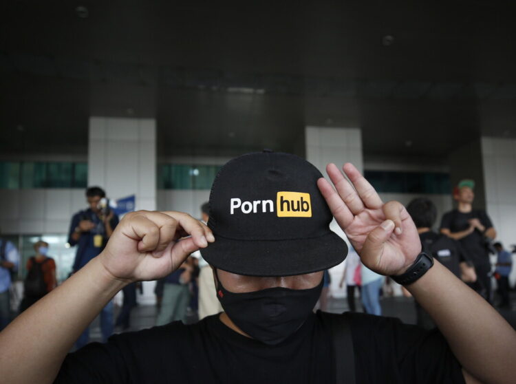 Il logo di Pornhub su un cappellino di un ragazzo in protesta nel 2020 in Thailandia