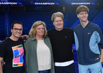 Jannik Sinner con la sua famiglia dopo la vittoria nelle ATP Finals 2024