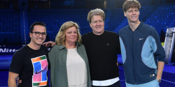 Jannik Sinner con la sua famiglia dopo la vittoria nelle ATP Finals 2024