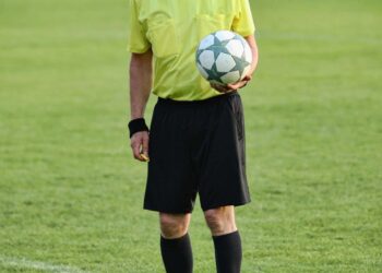 Un arbitro durante una partita di calcio