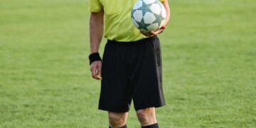 Un arbitro durante una partita di calcio