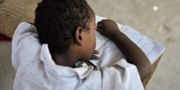 Solo il 4% dei minori migranti e rifugiati che arrivano da soli in Italia trova ospitalità in famiglie affidatarie | Nella foto: Un bambino intento a fare i compiti