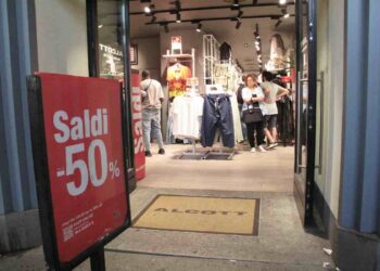 Un cartello che annuncia i saldi