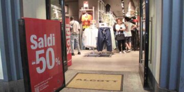 Un cartello che annuncia i saldi estivi