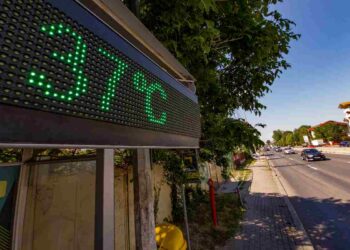 Un termometro che segna una temperatura elevata in città