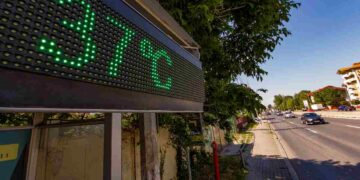 Un termometro che segna una temperatura elevata in città