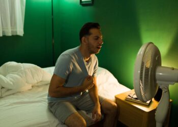 Un uomo che non riesce a dormire a causa delle temperature notturne elevate