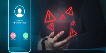 Un uomo che riceve una chiamata spam da un call center