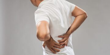 Un uomo che soffre di coliche renali