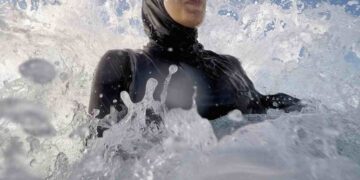 Una donna che indossa un burkini