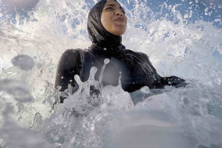 Una donna che indossa un burkini