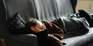 Una donna sdraiata sul divano