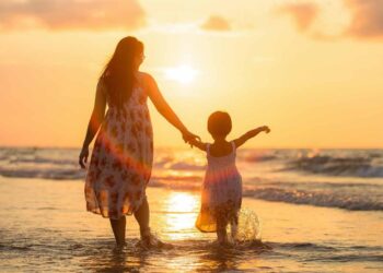 Una madre in vacanza al mare con la figlia