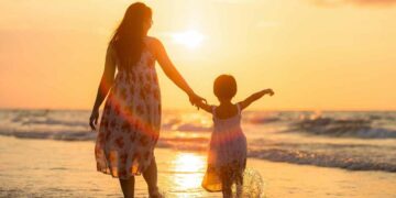 Una madre in vacanza al mare con la figlia