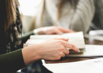 Una studentessa impegnata a ripassare per la maturità