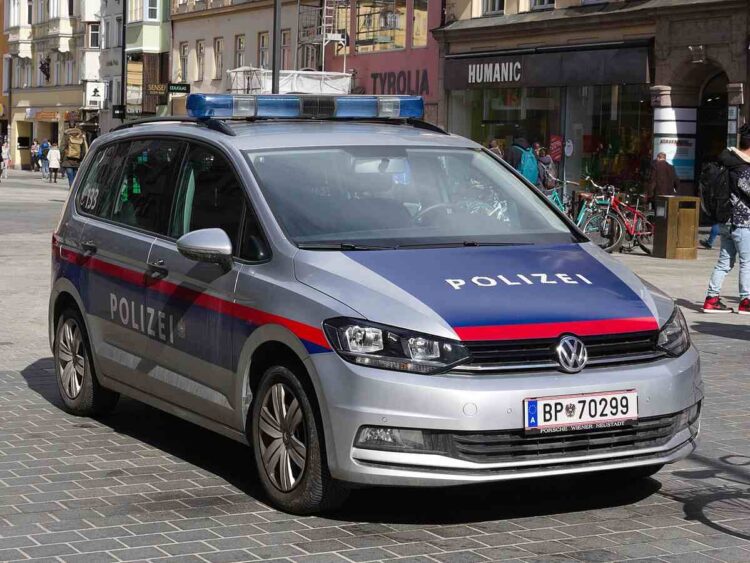Un'auto della polizia in Austria