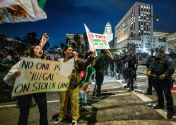 Police face off with demonstrators_alanews.it