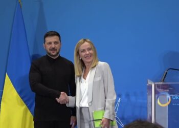 La premier Giorgia Meloni mentre stringe la mano al primo ministro ucraino Volodymyr Zelensky